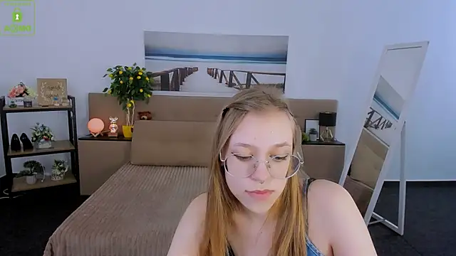 Snapshot of LayriantaVee chatting on 03-06-25, 01:14 LayriantaVee online show from 03-06-25, 01:14