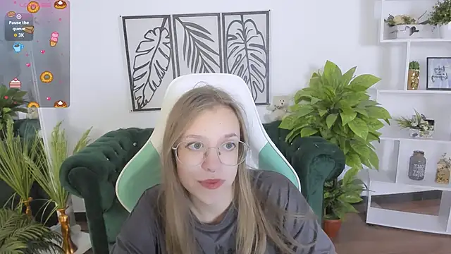 Snapshot of LayriantaVee chatting on 09-18-25, 06:15 LayriantaVee online show from 09-18-25, 06:15