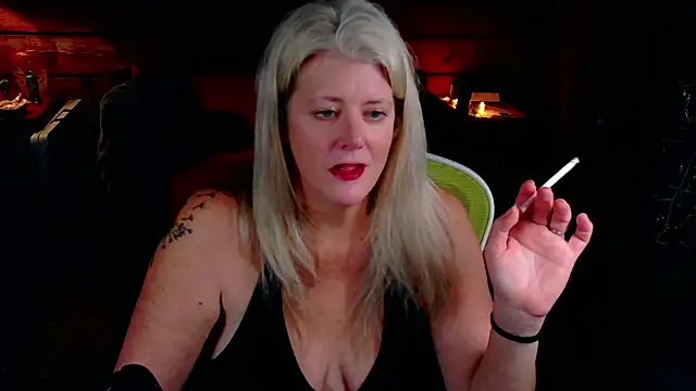 Snapshot of AliceHarlot chatting on 11-19-25, 05:18 AliceHarlot online show from 11-19-25, 05:18