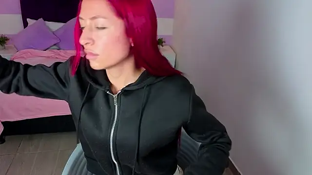 Snapshot of Scarlett__bell chatting on 06-19-26, 01:15 Scarlett bell online show from 06-19-26, 01:15