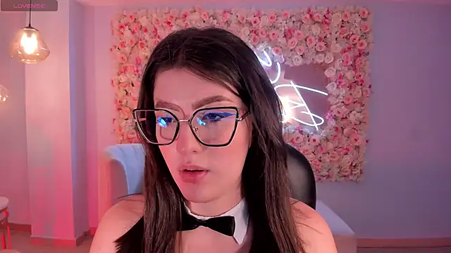 Snapshot of AmberFarrell chatting on 02-19-25, 02:01 AmberFarrell online show from 02-19-25, 02:01