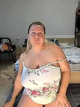 Snapshot of Anna_Curvy chatting on 07-27-26, 03:35 Anna Curvy online show from 07-27-26, 03:35