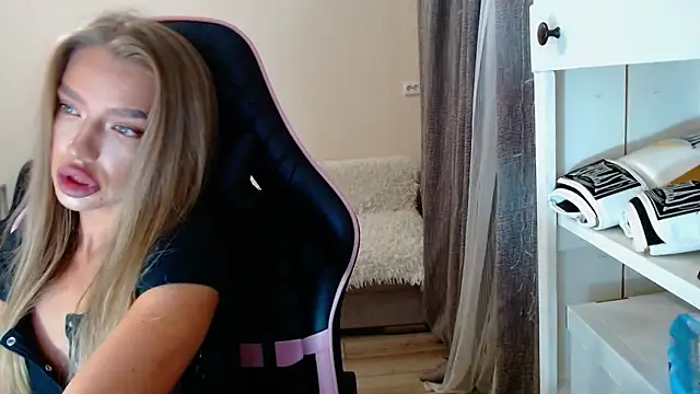 Snapshot of lonely_dreamm chatting on 12-11-24, 06:47 lonely dreamm online show from 12-11-24, 06:47