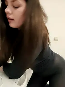 Snapshot of leeya_lee chatting on 03-22-25, 12:17 leeya lee online show from 03-22-25, 12:17