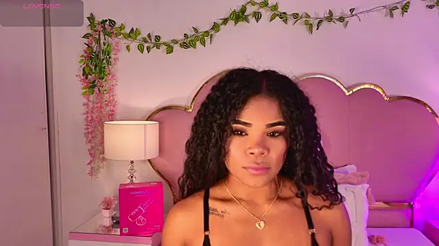 NahiaraReina online show from 05-26-26, 01:29