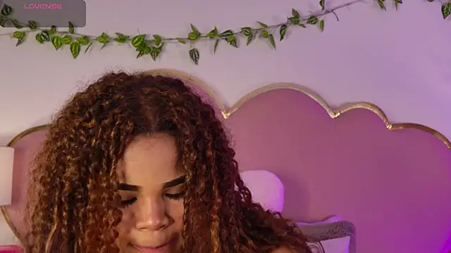 Snapshot of NahiaraReina chatting on 06-22-26, 01:30 NahiaraReina online show from 06-22-26, 01:30