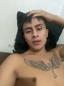 Snapshot of The__Rodriguez chatting on 01-01-25, 01:37 The Rodriguez online show from 01-01-25, 01:37