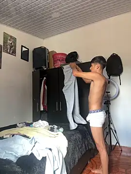 Snapshot of The__Rodriguez chatting on 09-10-25, 05:35 The Rodriguez online show from 09-10-25, 05:35