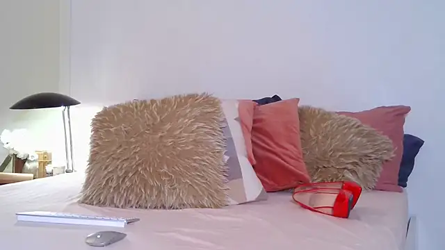 JuliaMartini online show from 11-28-25, 10:18