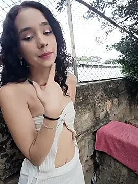 sweet outdoor charm online show from 02-15-26, 07:32