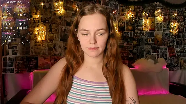 Snapshot of Fox_Lisa chatting on 12-14-25, 08:35 Fox Lisa online show from 12-14-25, 08:35