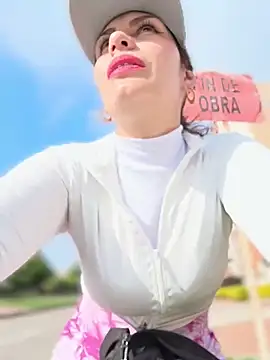 Snapshot of Alysson-- chatting on 04-04-26, 01:08 Alysson-- online show from 04-04-26, 01:08