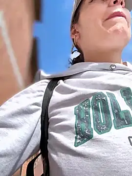 Snapshot of Alysson-- chatting on 04-06-26, 02:18 Alysson-- online show from 04-06-26, 02:18