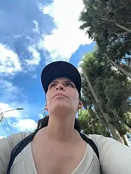 Snapshot of Alysson-- chatting on 04-10-26, 01:16 Alysson-- online show from 04-10-26, 01:16