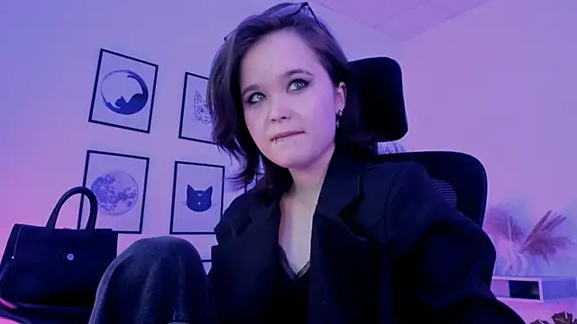 Snapshot of Elainebeness chatting on 12-18-24, 01:59 Elainebeness online show from 12-18-24, 01:59