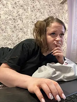 Snapshot of LizzyShine chatting on 03-18-25, 03:42 LizzyShine online show from 03-18-25, 03:42