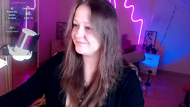 Snapshot of LizzyShine chatting on 09-28-25, 03:17 LizzyShine online show from 09-28-25, 03:17