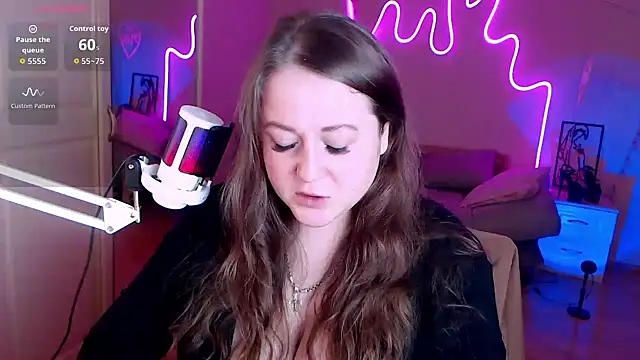 Snapshot of LizzyShine chatting on 10-04-25, 01:42 LizzyShine online show from 10-04-25, 01:42