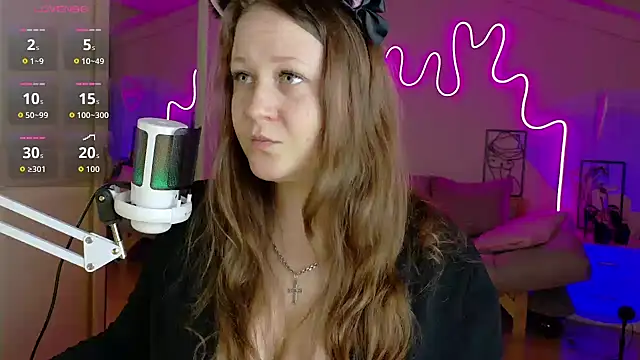 Snapshot of LizzyShine chatting on 10-05-25, 05:00 LizzyShine online show from 10-05-25, 05:00