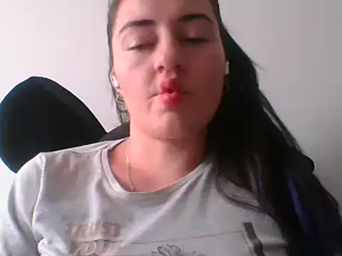  karlie kloss  online show from 02-05-25, 07:10