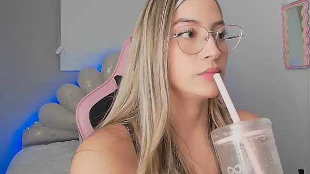 Issabela G1 online show from 03-28-26, 03:28