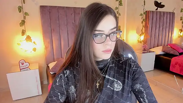 Charlotte Olsen  online show from 10-19-25, 02:07