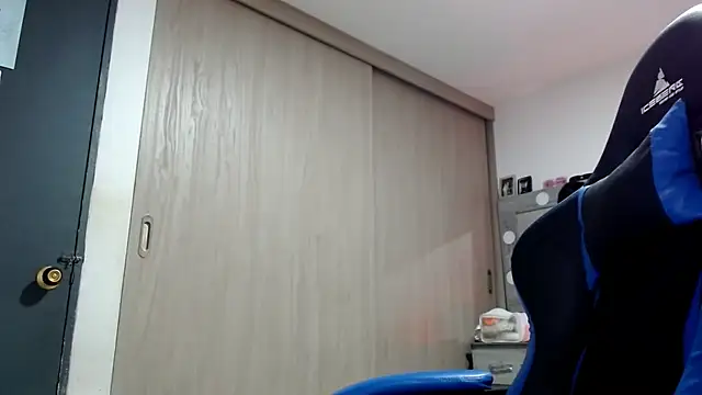 Snapshot of yeibles chatting on 10-18-25, 10:21 yeibles online show from 10-18-25, 10:21