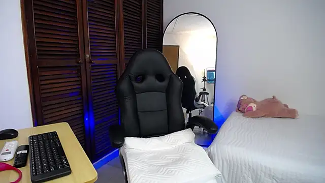 Snapshot of karoll_marquez chatting on 01-17-25, 08:44 karoll marquez online show from 01-17-25, 08:44