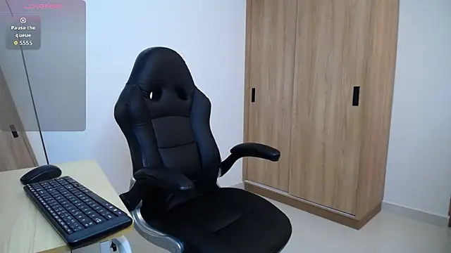 Snapshot of karoll_marquez chatting on 10-18-25, 10:32 karoll marquez online show from 10-18-25, 10:32