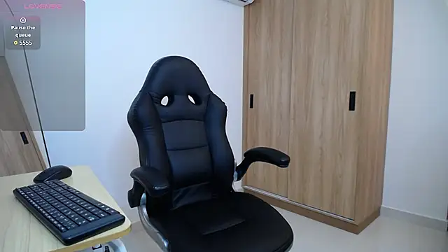 Snapshot of karoll_marquez chatting on 11-06-25, 11:15 karoll marquez online show from 11-06-25, 11:15