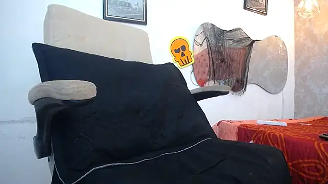 LAURA SMIITH online show from 10-11-25, 06:06