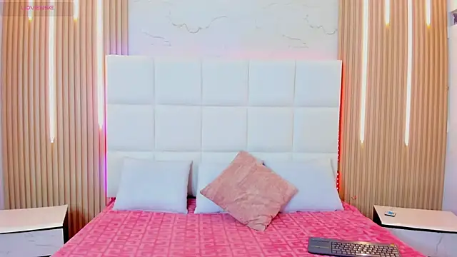 Iris Thompson  online show from 10-28-25, 04:27