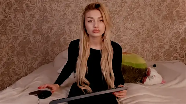 Ella Milla online show from 03-11-25, 10:18