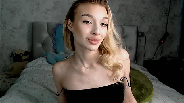 Snapshot of Ella_Milla chatting on 05-20-26, 01:39 Ella Milla online show from 05-20-26, 01:39