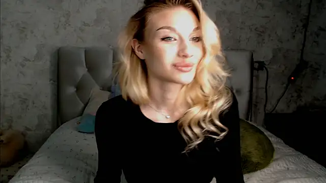 Snapshot of Ella_Milla chatting on 06-10-26, 12:37 Ella Milla online show from 06-10-26, 12:37