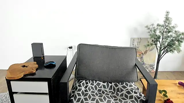 MendiPetite online show from 03-18-25, 09:32