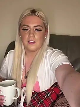 Snapshot of Blondiee3088 chatting on 12-04-24, 10:19 Blondiee3088 online show from 12-04-24, 10:19