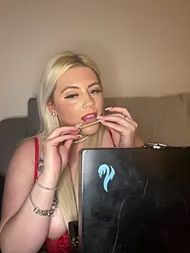 Snapshot of Blondiee3088 chatting on 12-09-24, 05:08 Blondiee3088 online show from 12-09-24, 05:08