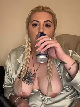 Snapshot of Blondiee3088 chatting on 02-10-25, 04:47 Blondiee3088 online show from 02-10-25, 04:47