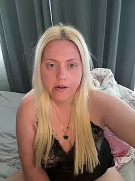 Snapshot of Blondiee3088 chatting on 08-03-26, 08:02 Blondiee3088 online show from 08-03-26, 08:02