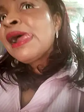 Snapshot of _violetta_- chatting on 03-07-25, 03:39 violetta - online show from 03-07-25, 03:39