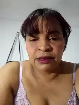 Snapshot of _violetta_- chatting on 09-18-25, 01:02 violetta - online show from 09-18-25, 01:02