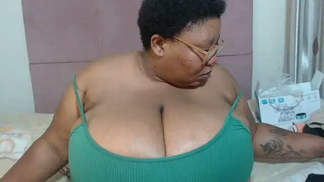 Snapshot of DAIRYBELLELIZxx chatting on 12-13-24, 05:21 DAIRYBELLELIZxx online show from 12-13-24, 05:21