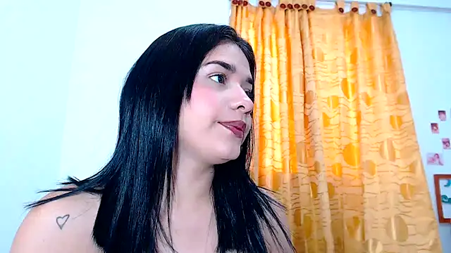 Snapshot of SaraBlosson chatting on 02-04-25, 10:13 SaraBlosson online show from 02-04-25, 10:13