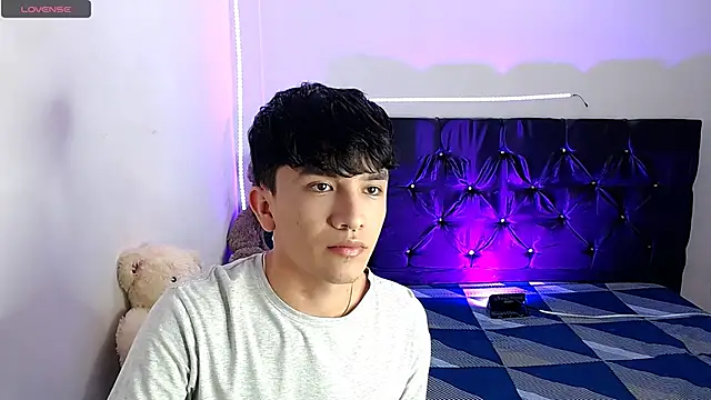 Snapshot of benji_hoter chatting on 10-18-25, 10:21 benji hoter online show from 10-18-25, 10:21