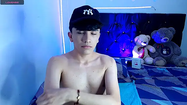 Snapshot of benji_hoter chatting on 11-06-25, 08:32 benji hoter online show from 11-06-25, 08:32