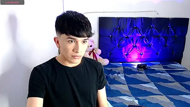 Snapshot of benji_hoter chatting on 11-12-25, 09:58 benji hoter online show from 11-12-25, 09:58