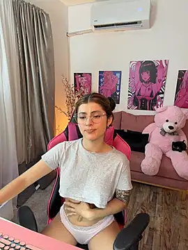 Snapshot of annieesweett chatting on 06-25-26, 10:58 annieesweett online show from 06-25-26, 10:58