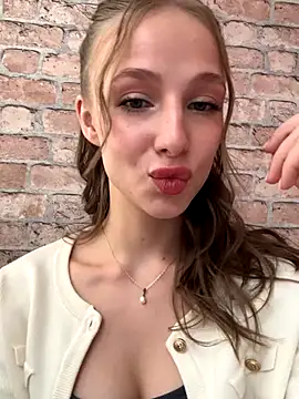 Snapshot of CaseyStar chatting on 11-25-25, 12:16 CaseyStar online show from 11-25-25, 12:16