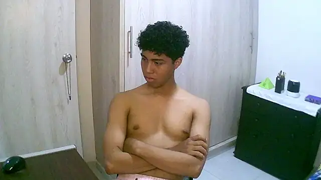 Snapshot of sexy_diamante_ chatting on 09-29-25, 01:44 sexy diamante  online show from 09-29-25, 01:44